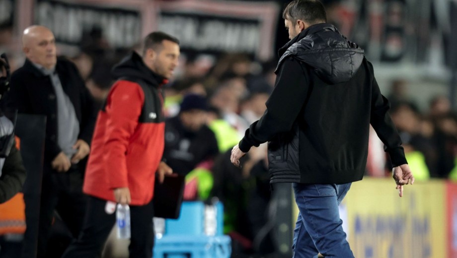Chacho, en retirada. Estuvo hasta las 2:30 en el Monumental y hoy a las 15:30 se reencontrará con el plantel. La situación no da para más. (FBaires)