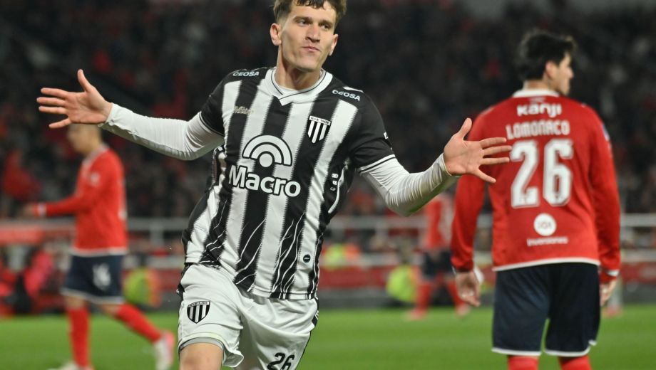 Lencioni anotó dos golazos para el Lobo, ante un pálido Independiente. (FBaires)