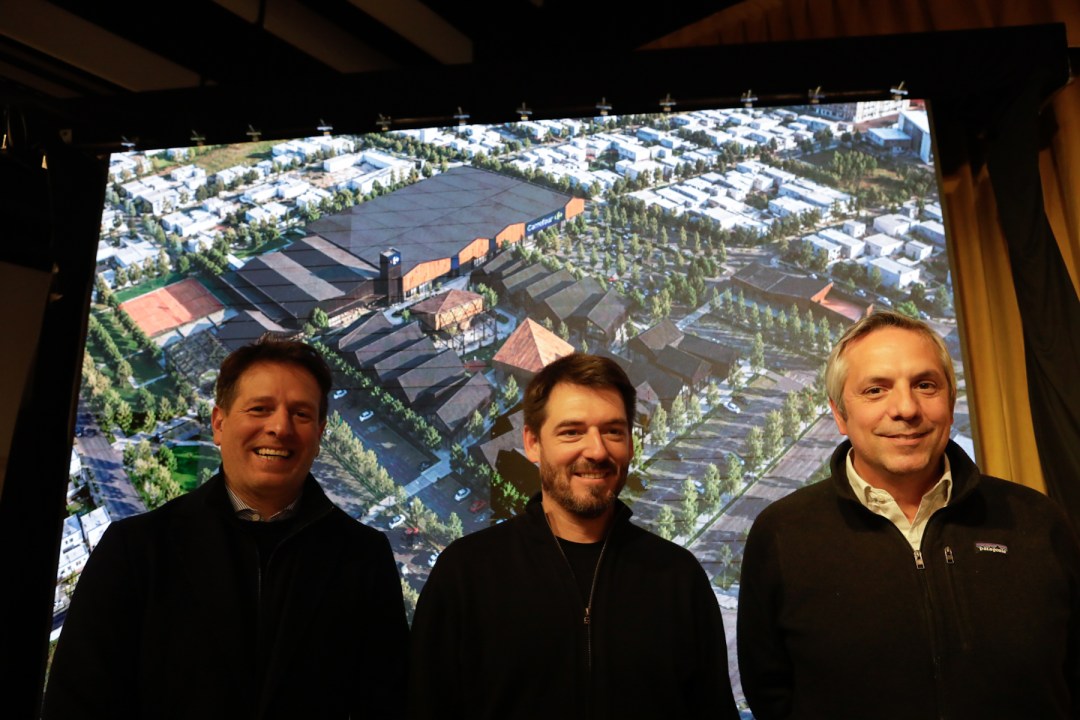 De izquierda a derecha: Cesar Escandarani, Rodrigo Buteler y Francisco Zoroza. De fondo, el nuevo centro comercial que proyectan en Cipolletti.