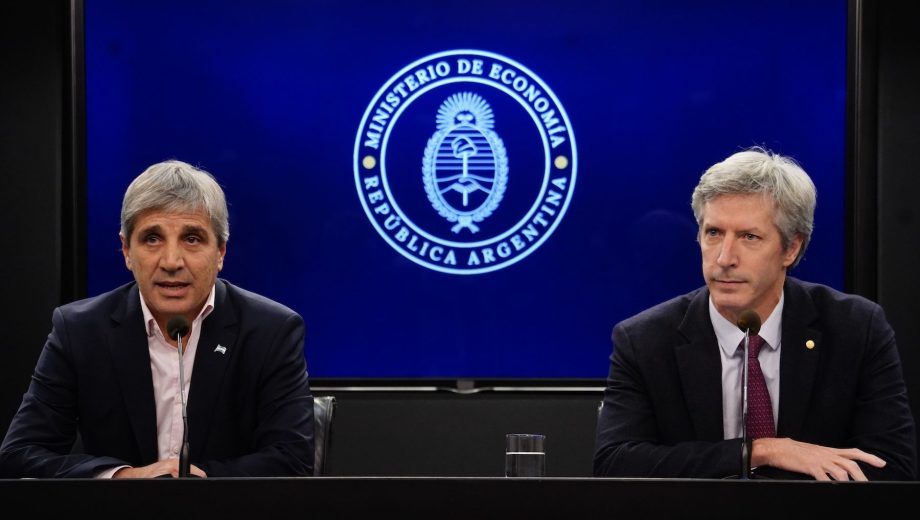 El ministro de Economía, Luis Caputo, y el presidente del Banco Central de la República Argentina (BCRA), Santiago Bausili. (Foto: Clarín Fotografía)