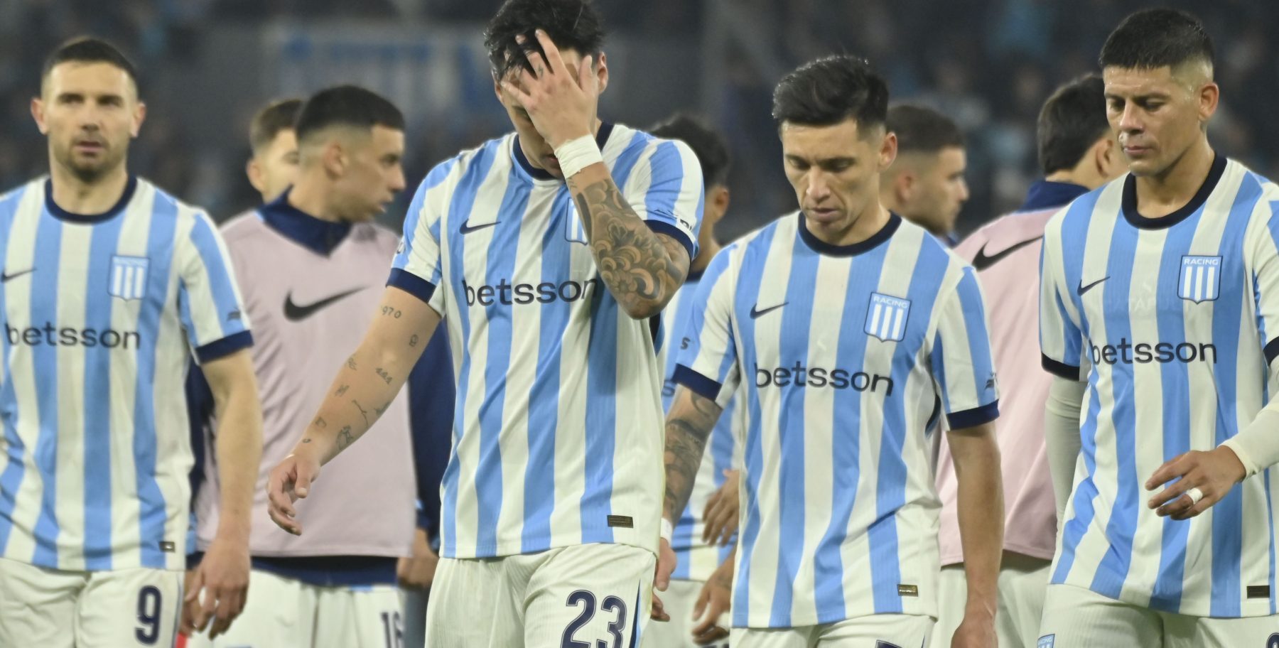 Racing pierde referentes y enfrenta duras críticas en un momento complicado