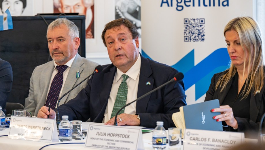 Weretilneck encabezó una reunión con funcionarios y empresarios en la embajada Argentina, en Washington. Foto: gentileza.