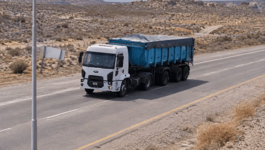  El transporte de arena se convirtió en una pieza clave de la logística de Vaca Muerta y enfrenta desafíos por las demoras, el estado de las rutas y los kilómetros recorridos sin carga. Foto gentileza.
