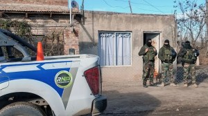 Robo a dos adolescentes en Huergo: una pista de Instagram llevó a un allanamiento y al secuestro de dos armas