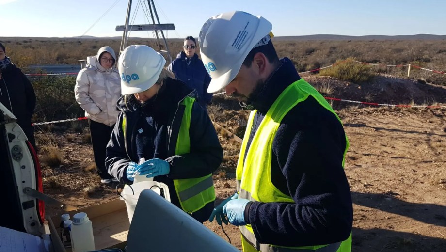El procedimiento permitirá verificar si se registraron modificaciones en la química del agua luego de los trabajos exploratorios. Foto gentileza.