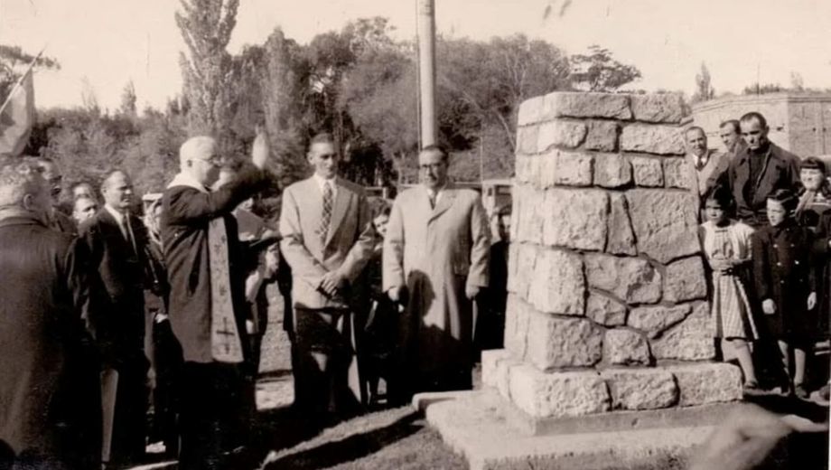 Inauguración del monolito de Viedma el 23 de abril de 1953 y el misterio de la cápsula del tiempo. Foto: Omar 
