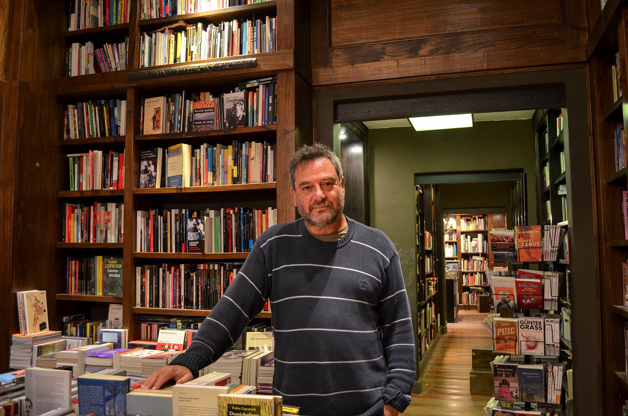 El nuevo libro de Daniel Guebel explora la vida de inmigrantes con humor y tragedia