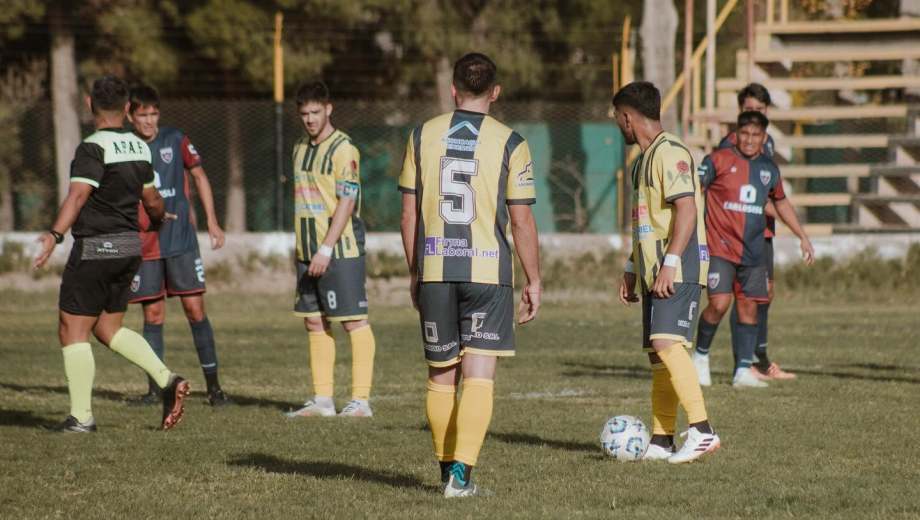 Catriel - Argentinos del Norte se suspendió luego de insultos racistas al árbitro. (Foto: Archivo Prensa Catriel)