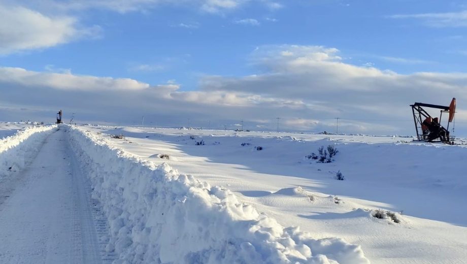 La nieve y el frío extremo complicaron la llegada a los equipos petroleros y la producción se desplomó en Santa Cruz. 