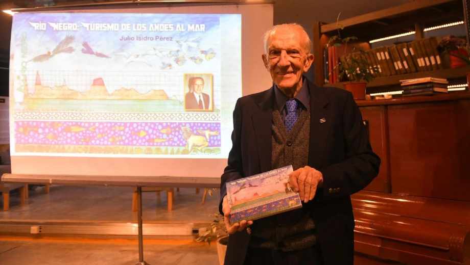 Julio Isidro Pérez reunió en un libro su historia y su mirada sobre el turismo de Río Negro. Fotos: Enrique García Medina