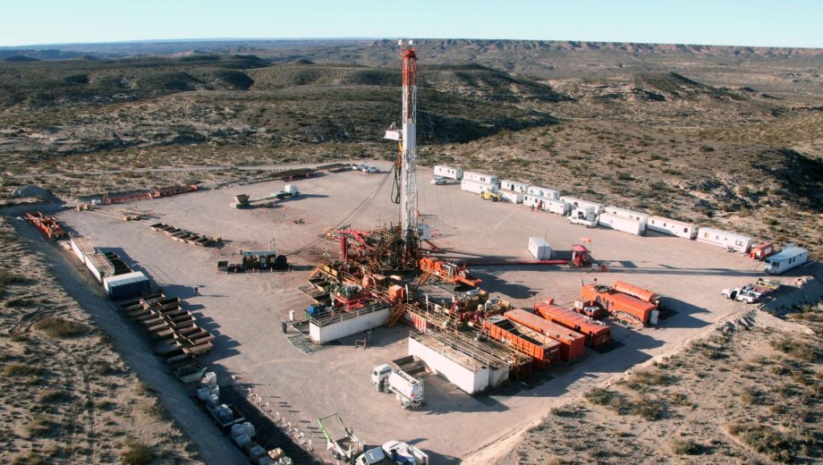 La producción no convencional de Vaca Muerta continúa siendo el principal motor del crecimiento petrolero argentino y acerca al país al objetivo del millón de barriles diarios. Foto gentileza.
