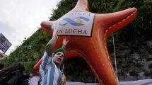 Imagen de «Ponete la camiseta»: desde Bariloche al Obelisco, así fue el reclamo por la ciencia argentina este miércoles