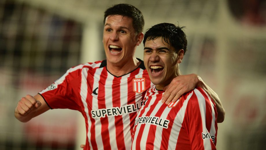 Guido Carillo festejando junto a Joaquín Tobio Burgos, figura de Estudiantes con un gol y una asistencia. (Foto: FOTOBAIRES)