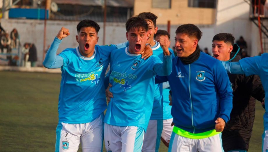 Alianza le ganó el clásico a Petrolero y quedó cerca del título en Lifune. (Foto: Prensa Alianza de Cutral Co)