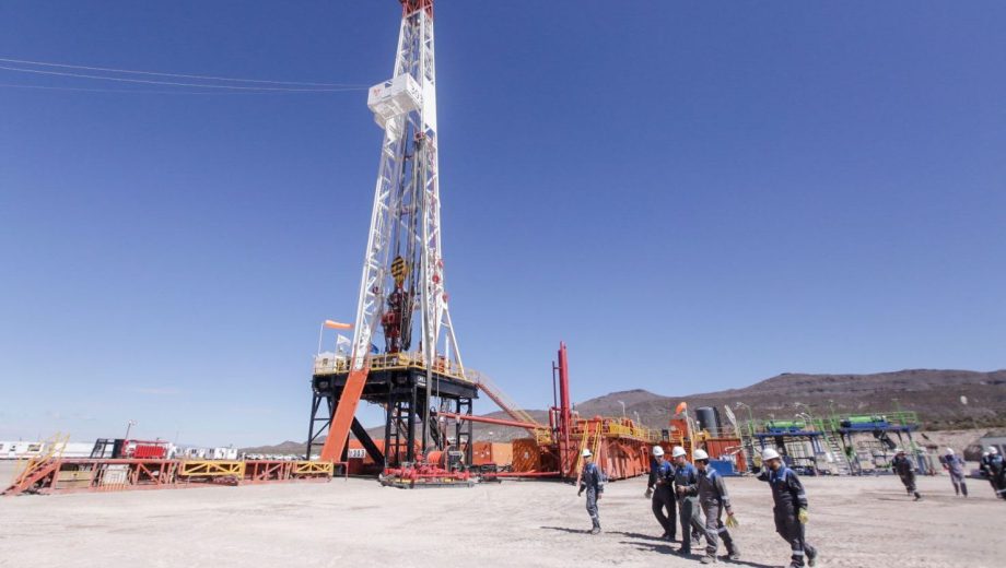 En paralelo al desarrollo no convencional, el operador mantiene la continuidad de la producción convencional en el área y ejecuta mejoras operativas. Foto archivo.