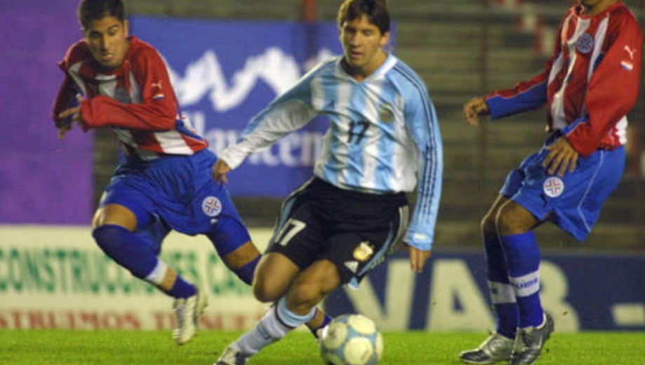 Leo, con la 17, en la cancha de Argentinos. La AFA armó un amistoso a las apuradas y bloqueó a España. 