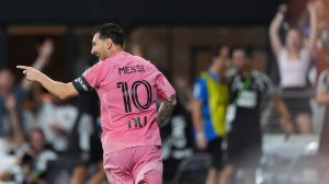 Técnico argentino bromeó antes de enfrentar a Lionel Messi: «¿No podía seguir de vacaciones?»