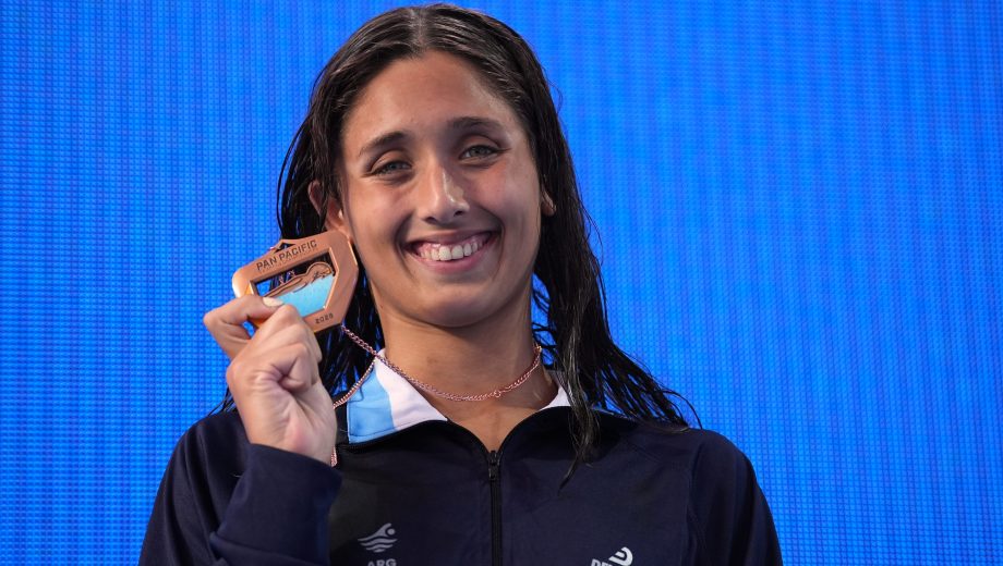 La argentina Agostina Hein, celebrando su medalla de bronce en los 400 metros combinados del Pan Pacific Championships. (Foto: AP)