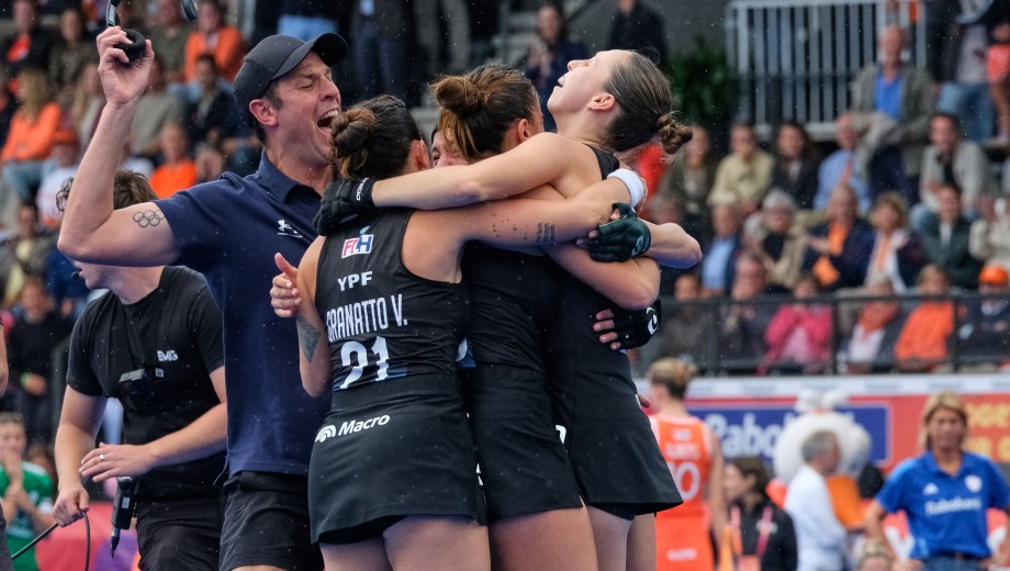 La alegría de las Leonas que dieron el batacazo y lograron el título ante las máximas candidatas.