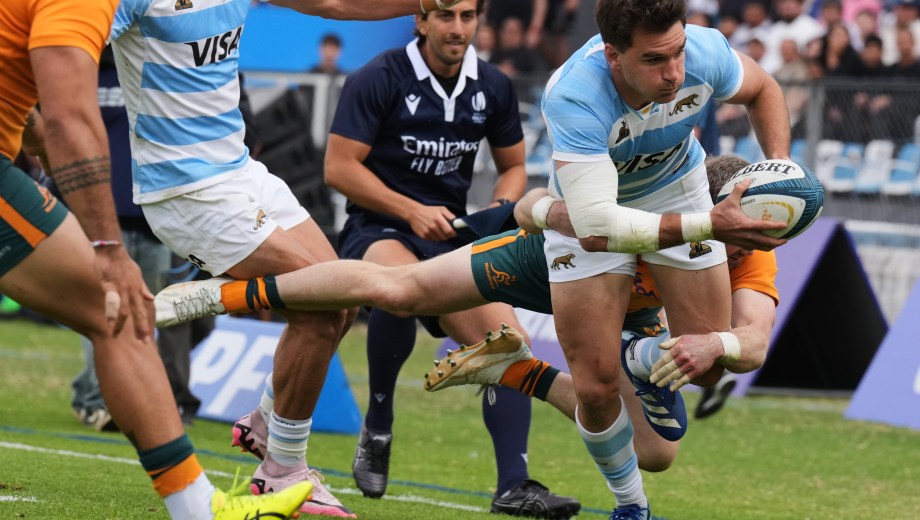 Simon Benitez Cruz es tackleado por el australiano Ryan Lonergan. (AP Photo/Gustavo Garello)