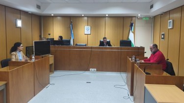 Condenaron a un hombre a prisión efectiva por golpear y amenazar a su expareja frente a sus hijos en Roca