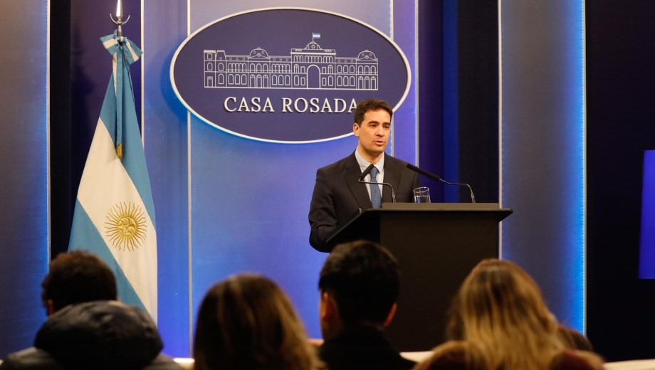 El vocero presidencial, Adrian Ravier, fue consultado por la prensa sobre el destino de los recursos del Sistema Vial Integrado (SisVial). (Foto: gentileza Prensa Nación) 