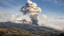 Imagen de Terremoto de 7,4 en Colombia: un volcán emitió cenizas y gases generando complicaciones en un aeropuerto