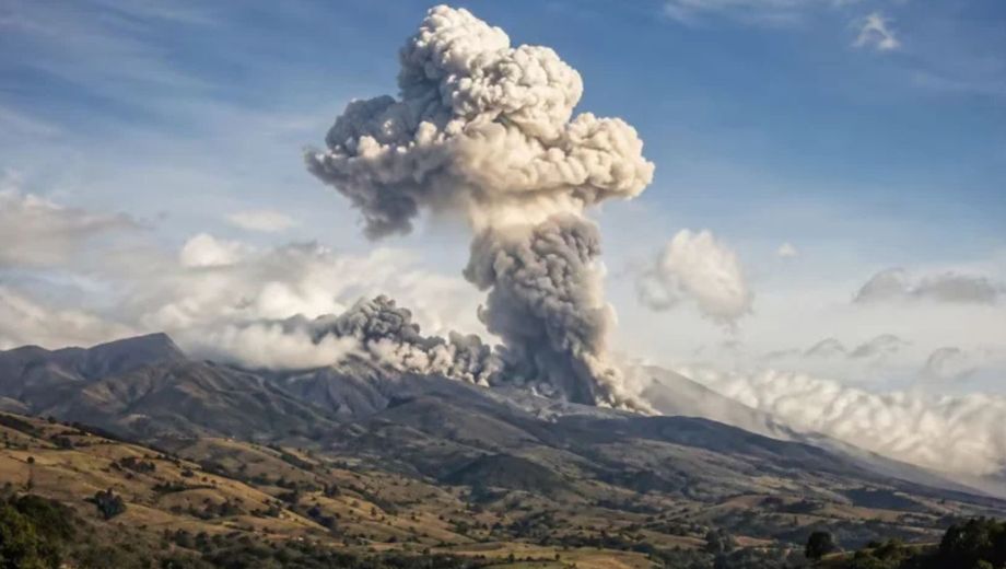 La Aeronáutica Civil ordenó el cierre del aeropuerto Guillermo León Valencia de Popayán, debido al riesgo que representa la ceniza para la navegación aérea. (Foto: gentileza)
