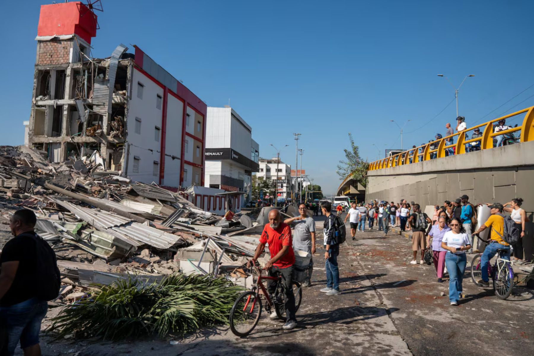 Desde Colombia, el relato de quienes son testigos de los rescates tras el fuerte terremoto