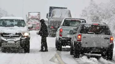 ¿Ruta con nieve?: cinco detalles que revisar en tu auto antes de salir de viaje este invierno 2026
