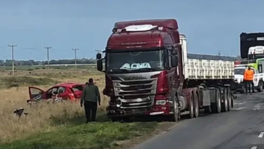 La víctima fatal ocupaba el asiento trasero del auto y el chofer fue derivado a emergencias. El camionero no sufrió lesiones considerables (Foto: La voz del Pueblo)