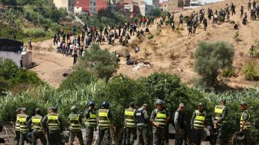 Crisis migratoria en Ceuta: Marruecos frenó a cientos de migrantes que intentaron cruzar al sector español en África