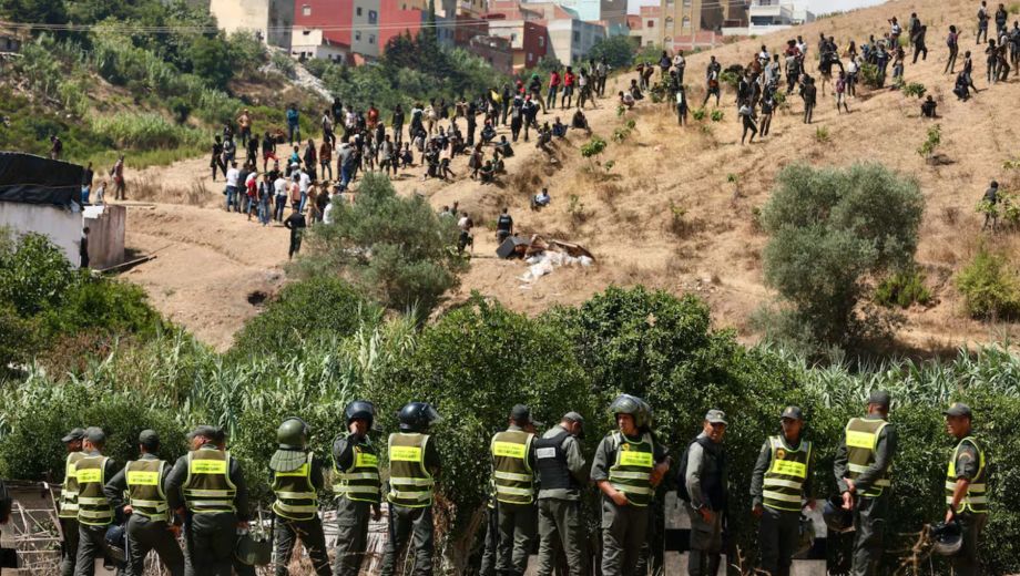 Cientas de personas marroquíes intentaron atravesar las líneas se seguridad con España. Las autoridades africanas actuaron con rapidez para evitar una nueva ola de migración ilegal. (Foto: Fadwa Al Nasser)