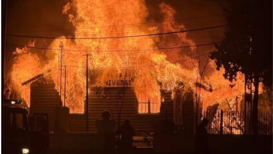El fuego consumió por completo la estructura municipal (Foto: gentileza)