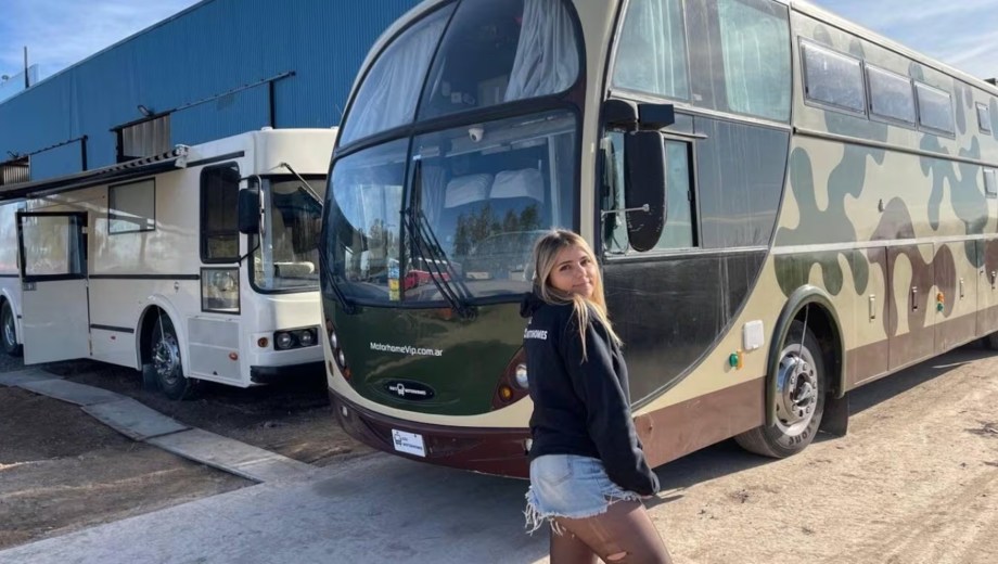Ailín Lescano construye junto a su padre motorhomes. Foto: @aylulescano.