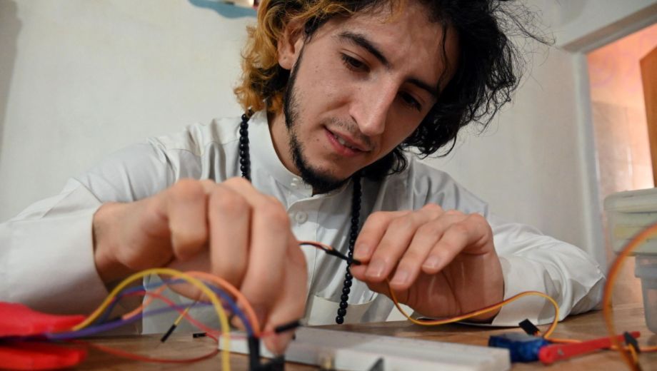 Alí Carrasco, el profesor que enseña robótica a niños mientras impulsa una ecoaldea en Viedma. Foto: Marcelo Ochoa