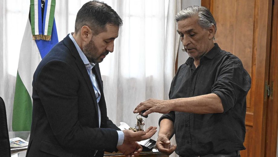 El traspaso de mando entre Fabián Figueroa, intendente interino, y Marcelo Román, que regresó al cargo luego de un mes. Foto: Juan Thomes.