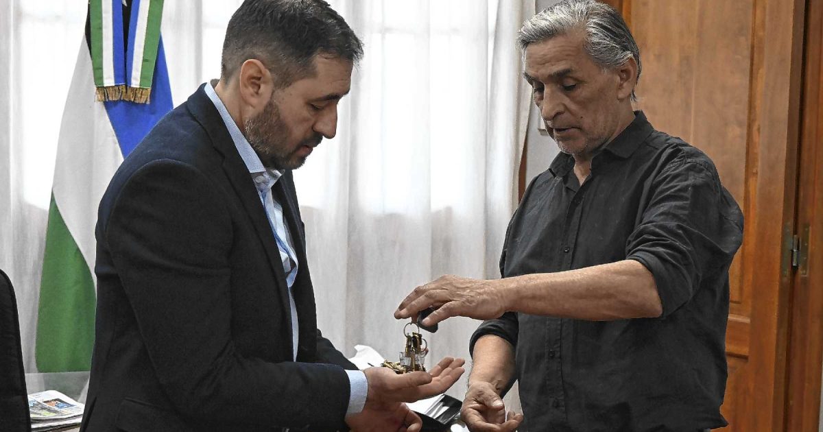 Marcelo Román vuelve a ser intendente de Allen tras anulación de suspensión