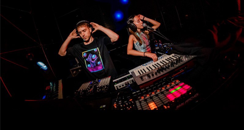 El dúo durante un set en Vision Festival, donde volverán este fin de semana.