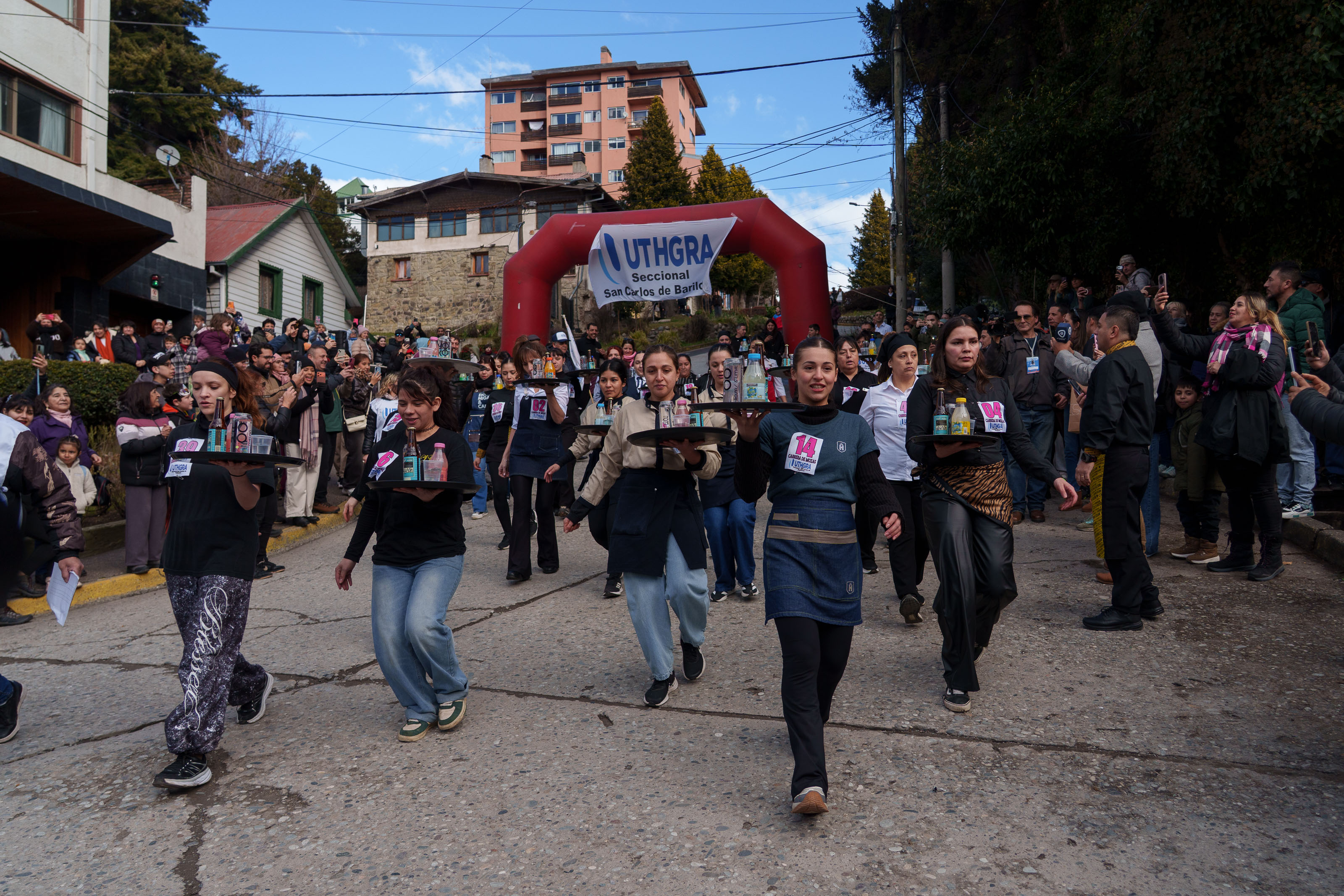 Competencia de mozos y camareras en la Fiesta de la Nieve de Bariloche