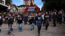 Imagen de Mozos y camareras demostraron su destreza en una competencia tradicional de la Fiesta de la Nieve