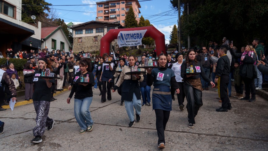 La carrera de mozos y camareras se desarrolló este sábado por la tarde, en el tercer día de la Fiesta de la Nieve. Foto: Marcelo Martinez