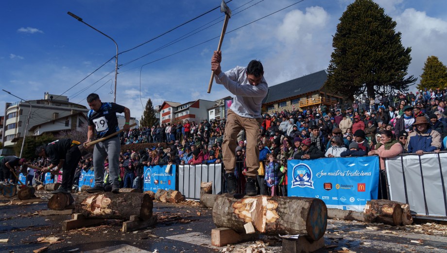 Participaron en total 30 hacheros varones y 15 mujeres. en el tradicional concurso de la Fiesta de la Nieve. Foto: Marcelo Martinez