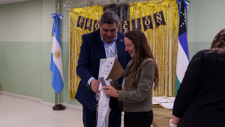 El ministro de Salud, Demetrio Thalasselis, encabezó el acto de egreso de los residentes del hospital de Bariloche. Foto: Marcelo Martinez