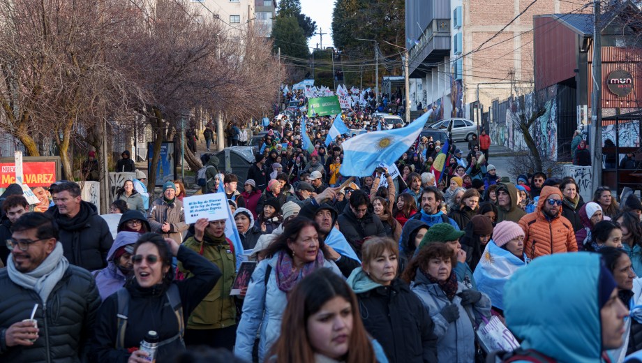 La marcha en Bariloche tuvo una importante convocatoria. Foto: Marcelo Martinez