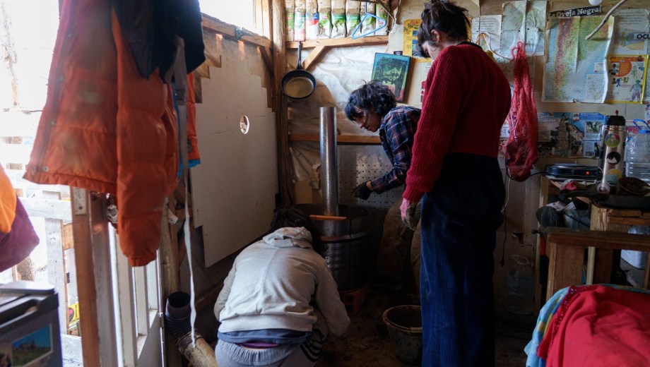 Unas seis mujeres construyeron una estufa isleña para una vivienda precaria del barrio El Vivero, al sur de Bariloche. Foto: Marcelo Martínez
