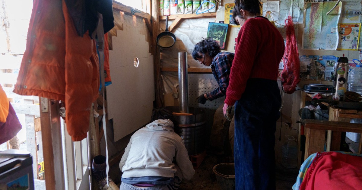 Mujeres de Bariloche construyen estufas para hogares vulnerables