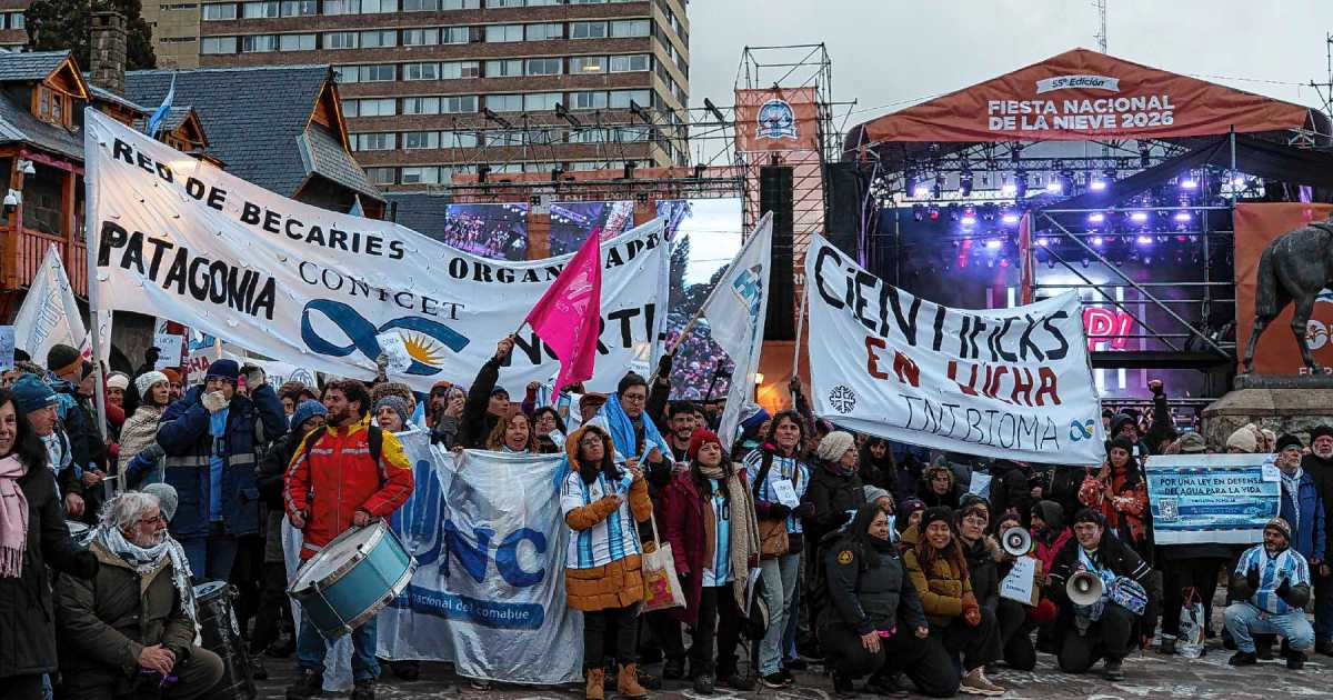 La comunidad científica llevó su reclamo al Centro Cívico de Bariloche