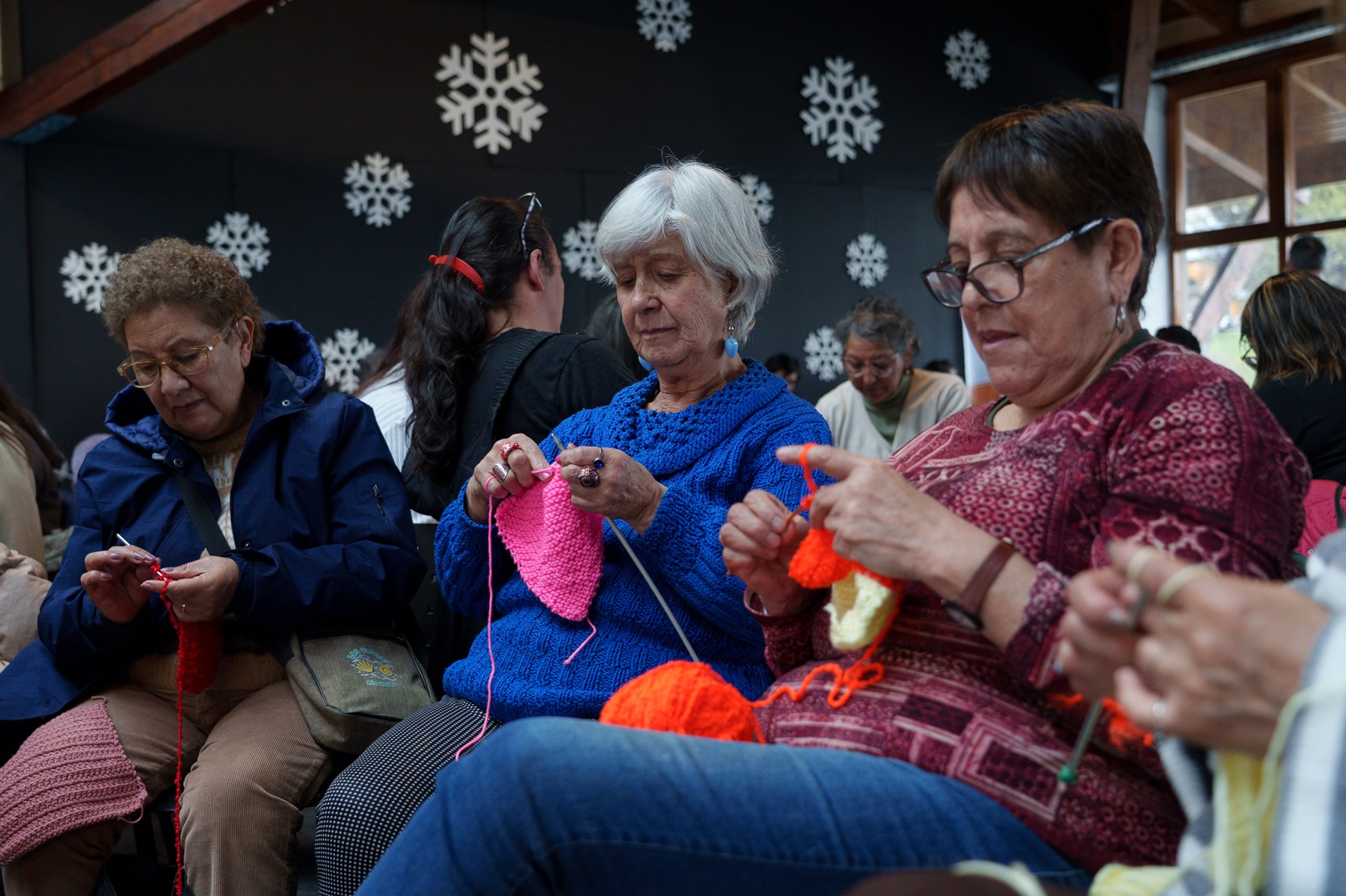 Bariloche: Más de 50 mujeres se unieron en el Tejetón Solidario durante la Fiesta de la Nieve