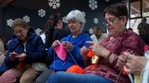 Imagen de Fiesta de la Nieve: más de 50 mujeres se unieron en el Tejetón Solidario de Bariloche